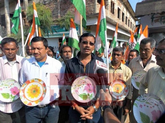 Congress staged protest before bank branch: Move against demonetization continued Congress staged protest before bank branch: Move against demonetization continued